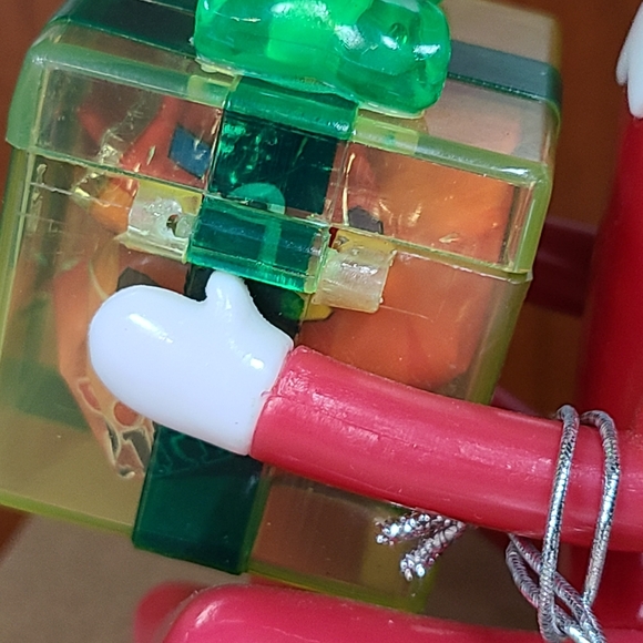 2015 Elf On The Shelf Candy Holder Elf with Lucite Gift Box Christmas Ornament - Picture 5 of 6